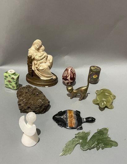 null Réunion d'objets divers comprenant une petite statuette représentant une Vierge...