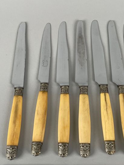 null Lot de couteaux à manche en os et lame inox comprenant douze grands couteaux...