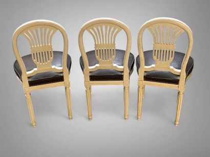 null Trois chaises à dossier lyre en bois peint, les pieds cannelés, l'assise en...