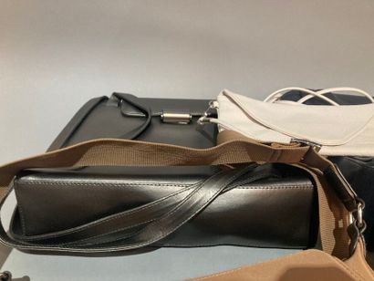 null Réunion de sacs en cuir et toile et pochettes de divers modèles : Longchamp,...