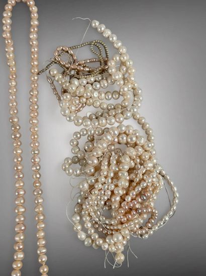 null Lot de bijoux fantaisie comprenant un sautoir en perles, deux colliers de perles...