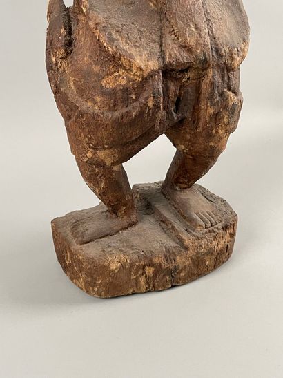 null Statue en bois sculpté
(Manque un bras.)
Haut. : 53,5 cm ; Larg. : 21 cm