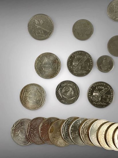 null Lot de pièces de monnaie et médailles dont pièces de 10 €.
Poids brut : 360...