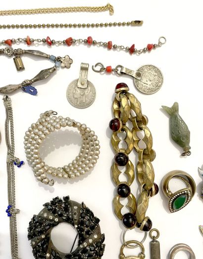 null Lot de bijoux fantaisie (broches, anneaux, bagues, médailles, bracelets...)...