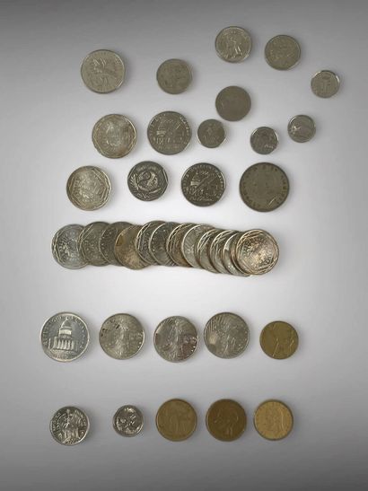 null Lot de pièces de monnaie et médailles dont pièces de 10 €.
Poids brut : 360...
