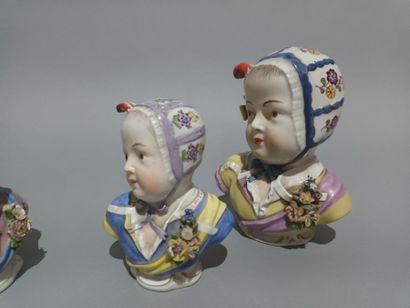 null ALLEMAGNE-DRESDE-VIENNE
Deux bustes d'enfants portant leur bonnet et deux plus...