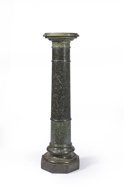 null Sellette circulaire en marbre vert mouluré.
XIXe siècle.
Haut. : 105,5 cm ;...