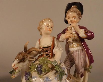 null ALLEMAGNE Meissen
Deux groupes formant pendant, l'un à décor de vendangeurs...