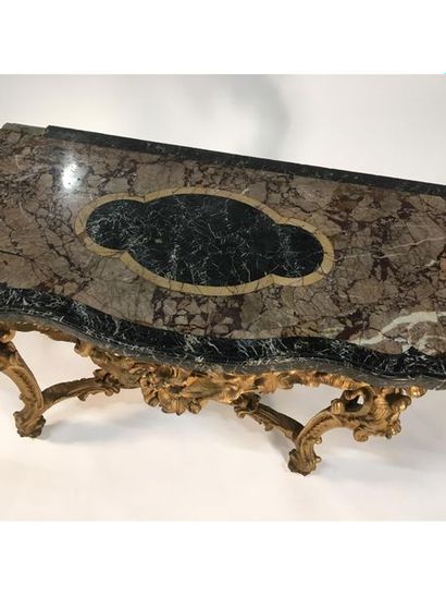 null Table console en bois redoré à décor asymétrique de feuillages et rocailles,...