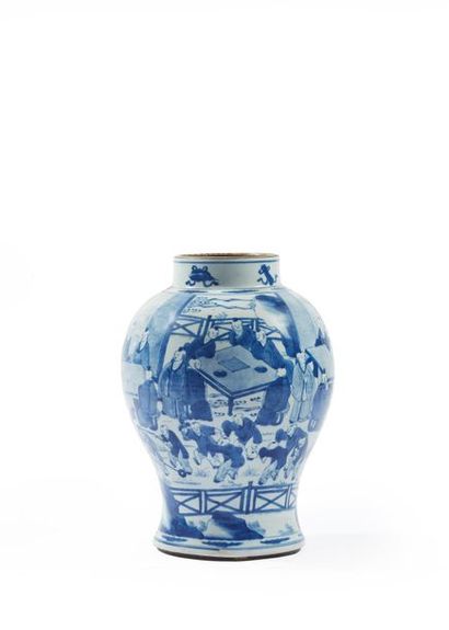 null Vase balustre en porcelaine à décor en camaïeu bleu de scènes animées de personnages...