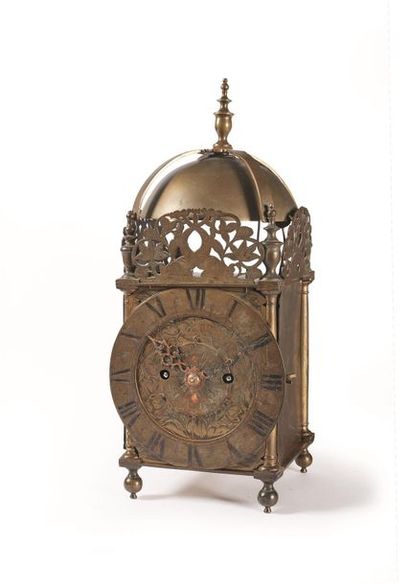 null Pendule lanterne en bronze et laiton gravé, le cadran à chiffres romains et...