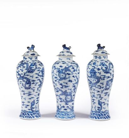 null CHINE
Trois vases couverts de forme ovoïde, décorés en camaïeu bleu de dragon,...