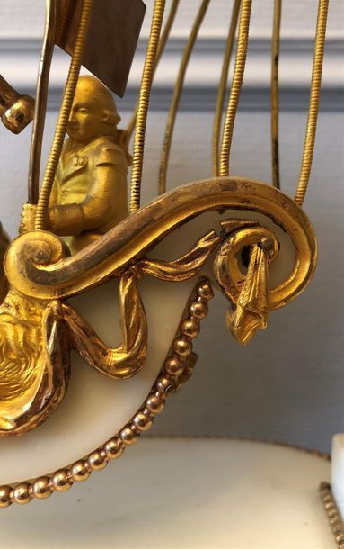  Pendule " À la Montgolfière " en marbre blanc et bronze doré, le cadran marqué Henri...