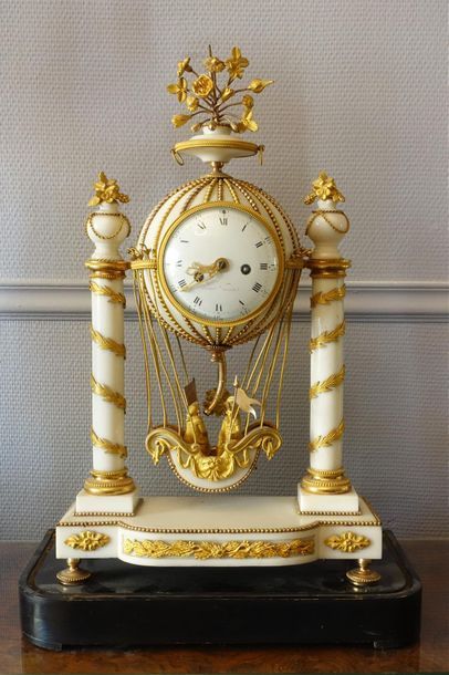 null Pendule " À la Montgolfière " en marbre blanc et bronze doré, le cadran marqué...