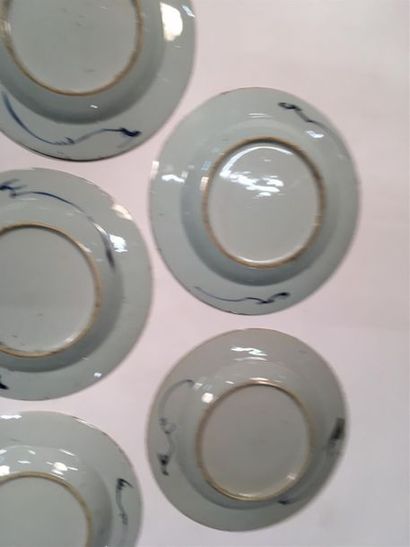 null CHINE
Sept assiettes en porcelaine blanche à décor dans la palette Imari à la...