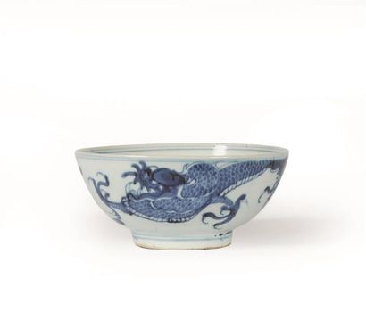 null VIETNAM, Hue - XIXe siècle
Bol en porcelaine bleu blanc à décor d'un dragon...