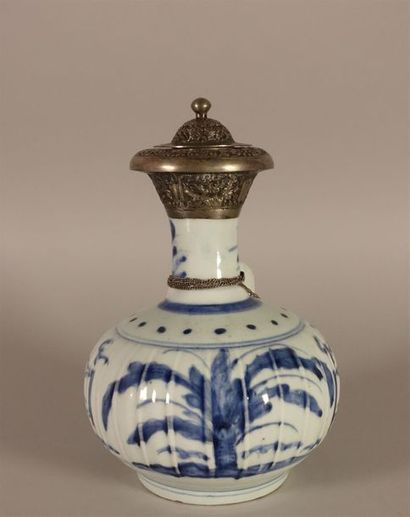 null CHINE - XVIIe siècle
Kendi en porcelaine émaillée en bleu sous couverte à décor...