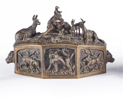 null Coffret à bijoux octogonal en bronze à décor d'une famille de cerfs, d'après...