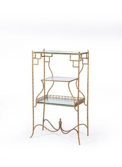 null Petite table en bronze doré à l'imitation du bambou, à trois plateaux de verre...