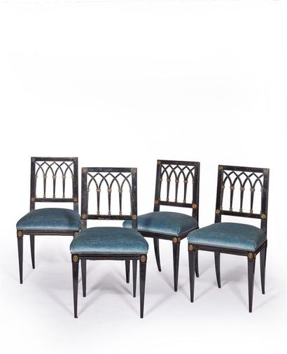 null Banquette et quatre chaises en bois laqué noir, les dossiers ajourés à motifs...