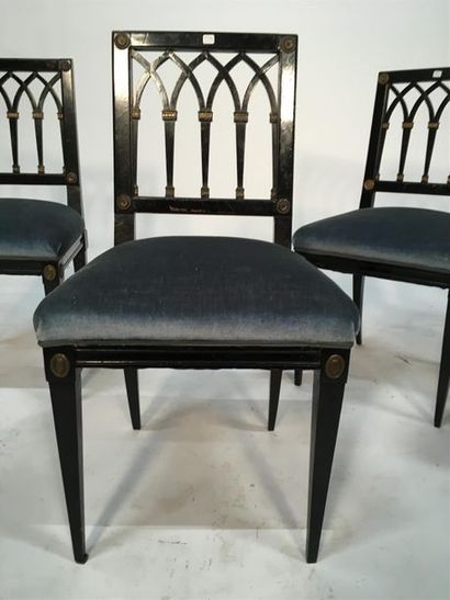 null Banquette et quatre chaises en bois laqué noir, les dossiers ajourés à motifs...