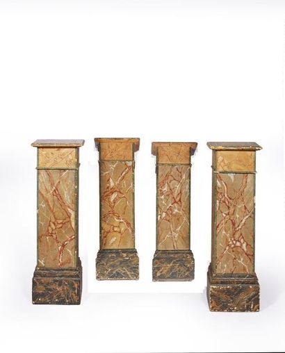 null Quatre colonnes carrées en bois peint faux marbre mouluré.
Travail ancien. 
Haut....