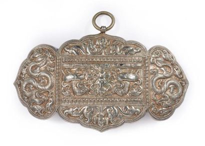 null TIBET - Vers 1900
Grande boucle de ceinture en argent repoussé à décor de deux...