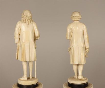 null " Voltaire " ; " Rousseau "
Deux sujets en ivoire sur socle de forme colonne,...
