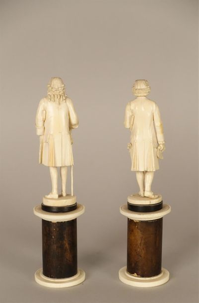 null " Voltaire " ; " Rousseau "
Deux sujets en ivoire sur socle de forme colonne,...