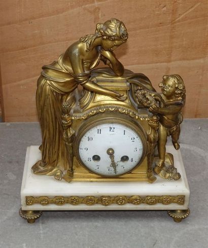 null Petite pendule en bronze doré figurant l'Amour offrant des fleurs à Vénus, la...