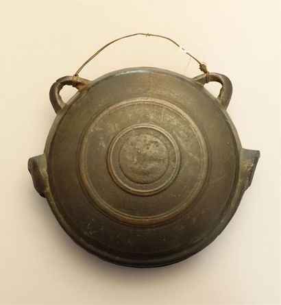 null JAPON - Époque EDO (1603 - 1868)
Cloche de forme ronde et aplatie à l'imitation...