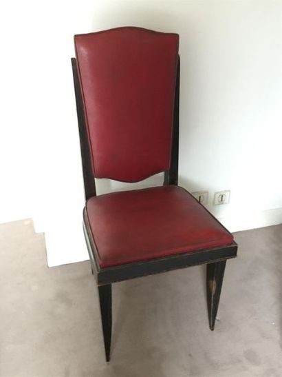 null Suite de cinq chaises en bois.
Époque Art Déco.
Garniture de cuir rouge. 
Haut....