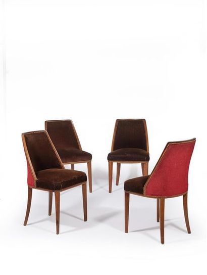 null Quatre chaises en bois naturel à dossiers gondole de forme trapézoïdale, pieds...