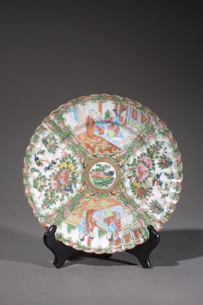 null CHINE, Canton - XIXe siècle
Assiette plate en porcelaine décorée en émaux polychromes...