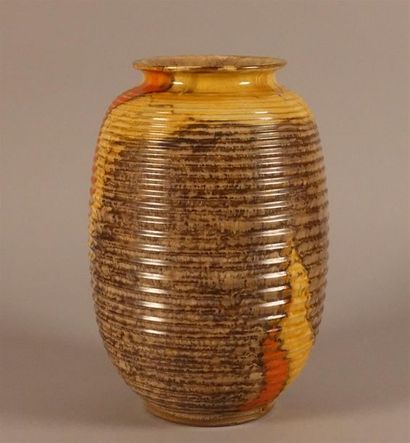 null Vase de forme ovoïde, la panse annelée, petit col ourlé, marqué et numéroté...