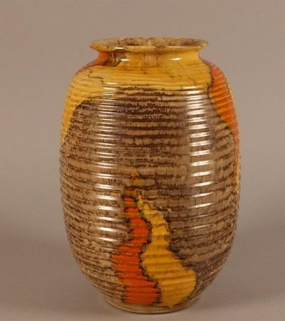 null Vase de forme ovoïde, la panse annelée, petit col ourlé, marqué et numéroté...