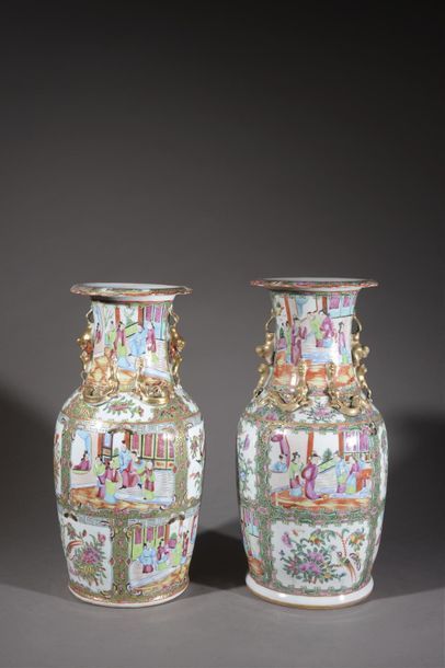 null CHINE, Canton - XIXe siècle
Deux vases pouvant former paire, en porcelaine décorée...