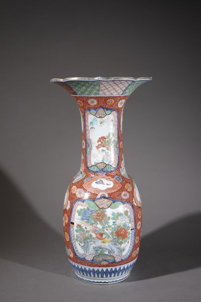 null JAPON - Époque MEIJI (1868-1912)
Grand vase en porcelaine polychrome à bord...