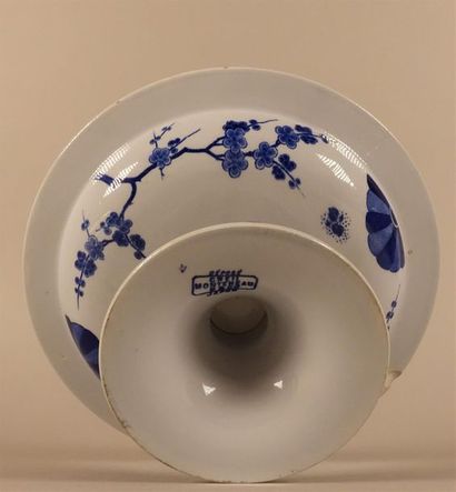 null CREIL MONTEREAU
Japon
Présentoir sur piédouche à décor en camaïeu bleu de végétaux.
Marque.
Haut....