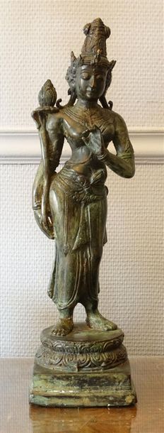 null INDE 
Déesse Parvati 
Sculpture en en bronze patiné.
Haut. : 39 cm