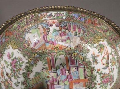 null CHINE, Canton - XIXe siècle
Coupe en porcelaine décorée en émaux polychromes...