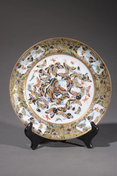 null CHINE, Canton - XIXe siècle
Assiette en porcelaine décorée en émaux polychromes...