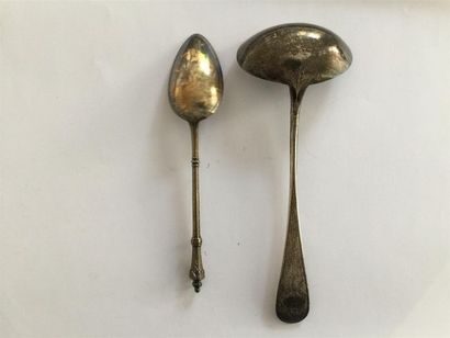 null Cuillère à sauce en argent et une cuillère en vermeil.
Poids : 116 g. 
