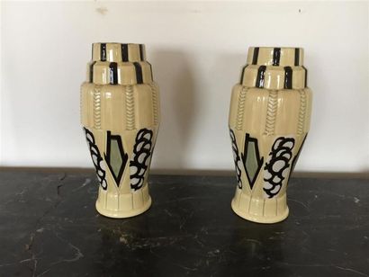 null Paire de vases en faïence craquelée polychrome à décor Art Déco
Haut. : 33 cm...