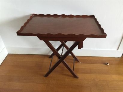 null Deux tables en bois de placage,plateaux à bordure contournée, piètement en ...