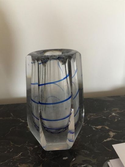 null Vase à pans en verre double couche transparent à filet bleu.
Haut. : 19 cm 