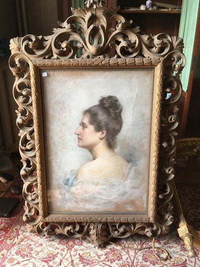 null Pastel, vers 1900.
" Portrait de femme " 
Haut. : 74 cm ; Larg. : 51 cm 
Cadre...