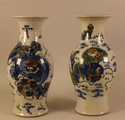 null Paire de vases au dragon en céramique craqueliée

Haut. : 42,7 et 43,3 cm ;...