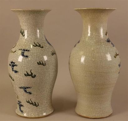 null Paire de vases au dragon en céramique craqueliée

Haut. : 42,7 et 43,3 cm ;...
