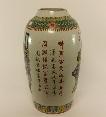 null CHINE. Grand vase en porcelaine. Haut. : 43,5 cm. (Accidents)